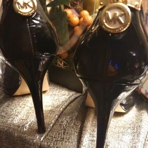 MK Peeptoe Pumps
